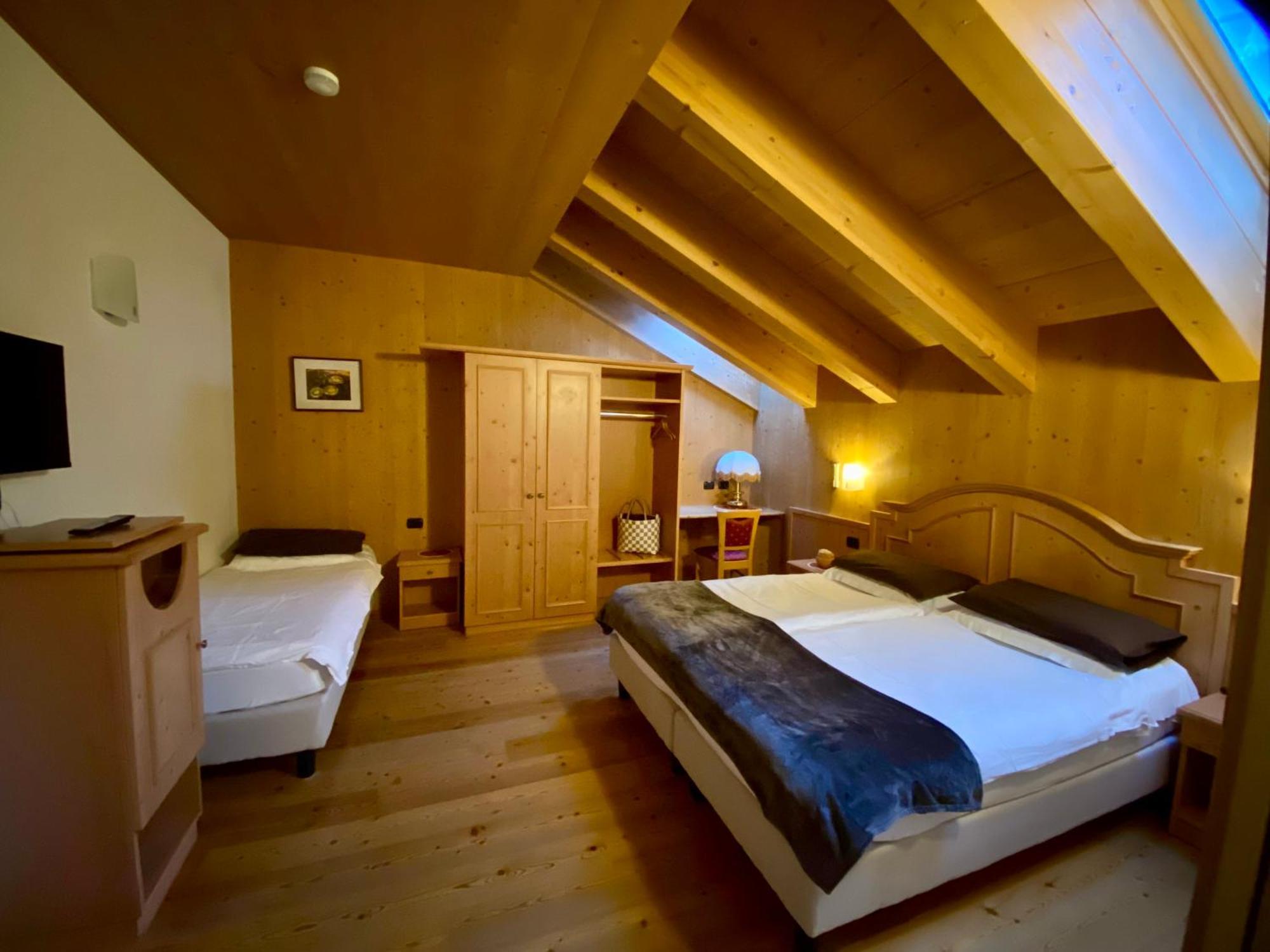 Hotel Pedranzini ซานตา กาเตรีนา วัลฟูร์วา ภายนอก รูปภาพ