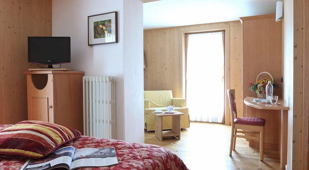 Hotel Pedranzini ซานตา กาเตรีนา วัลฟูร์วา ภายนอก รูปภาพ